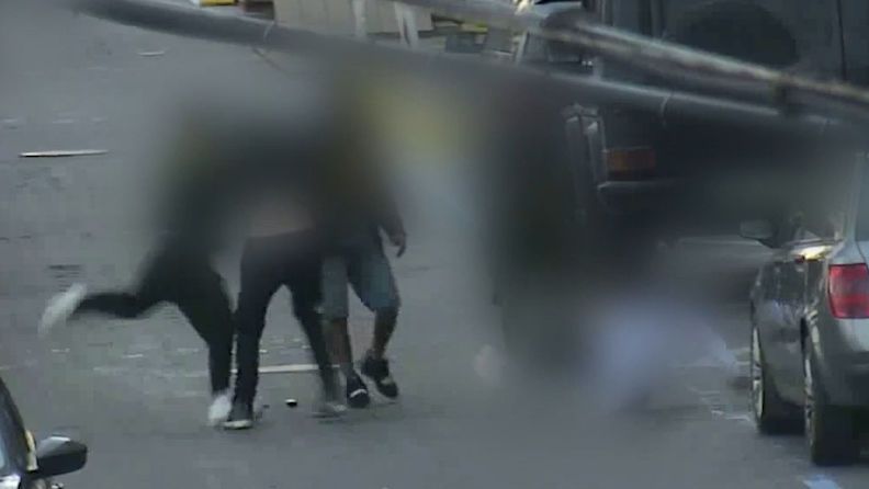 Teenageři napadli v Brně mladíka a vyrazili mu zuby, útok zachytila kamera
